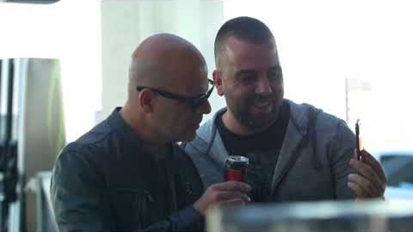 HELL ENERGY - Mit szólnál, ha összefutnál Bruce Willisszel egy benzinkúton?