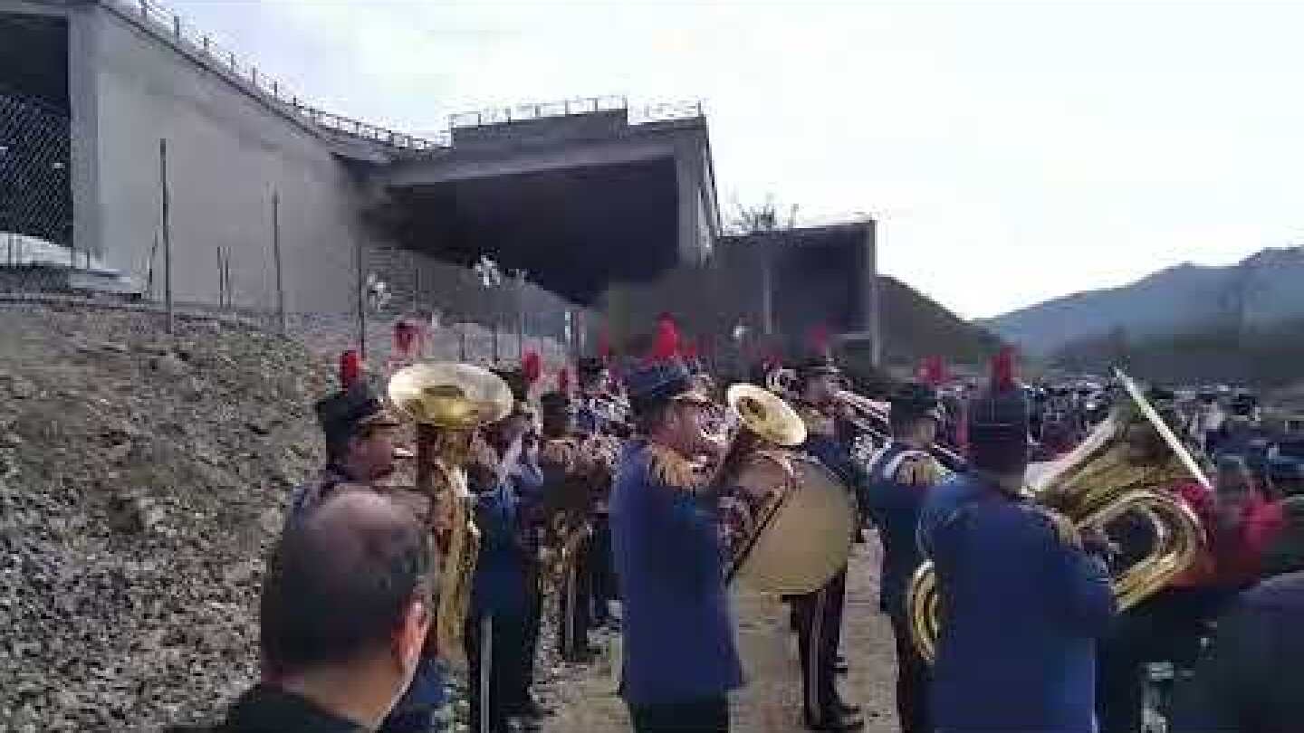 Απόλυτη σιωπή στο τρισάγιο για τα θύματα του δυστυχήματος στα Τέμπη