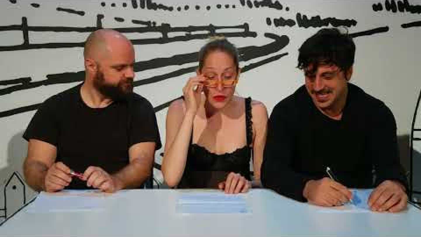 Πέτρες στις Τσέπες του, Κόρα Καρβούνη, Μαθήματα Γαλλικών