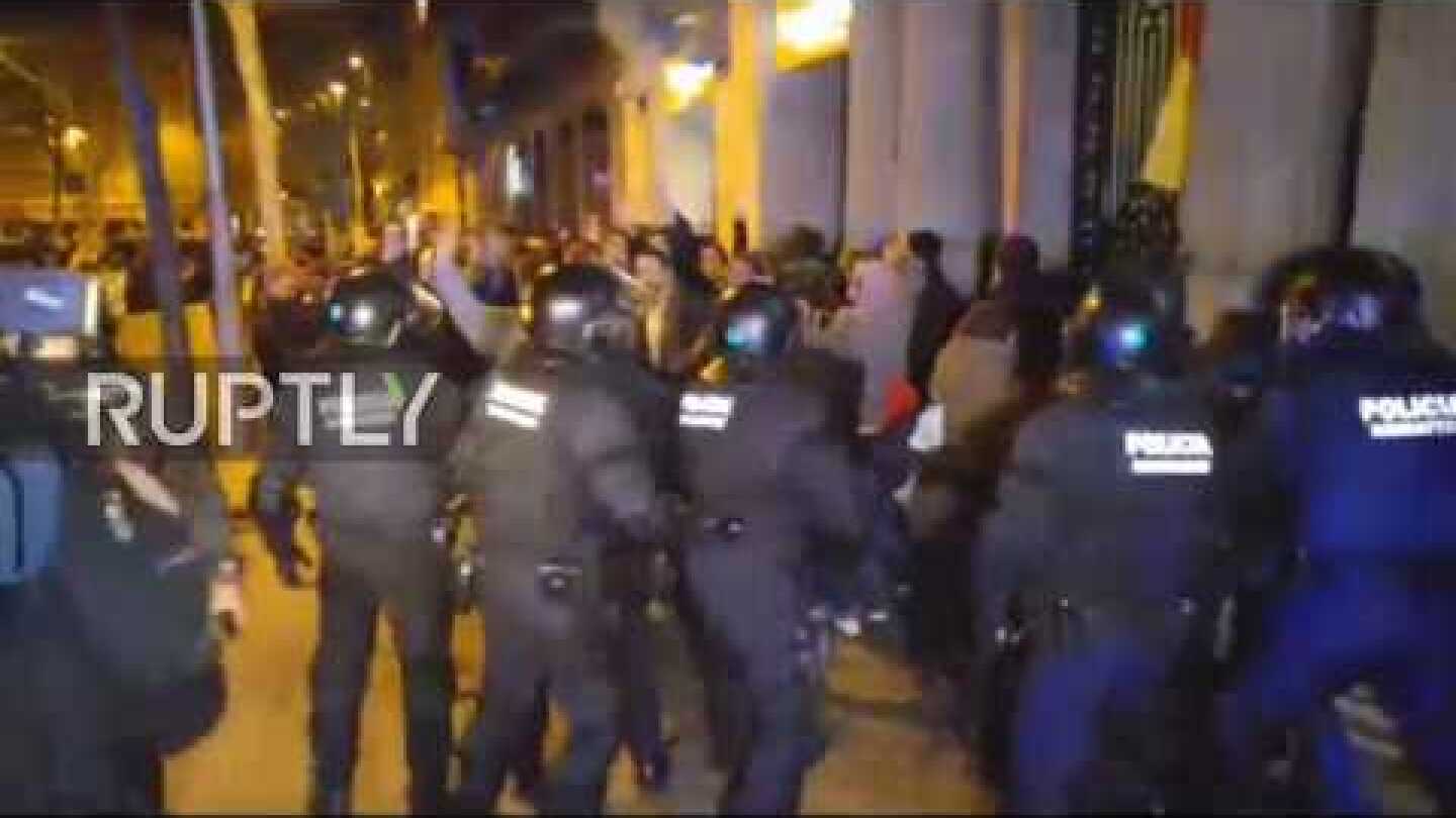 Spain: Clashes as police push back Catalans in pro-Puigdemont demo