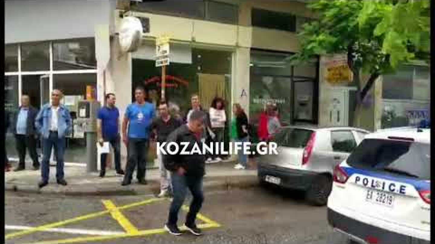 Αποδοκιμασίες για τον σύζυγο της Χρυσούλας Βλάχου έξω από τα δικαστήρια Κοζάνης