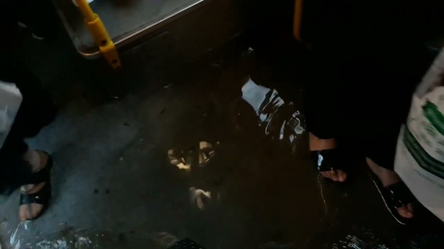 Thestival.gr Μπήκαν νερά μέσα σε λεωφορείο του ΟΑΣΘ