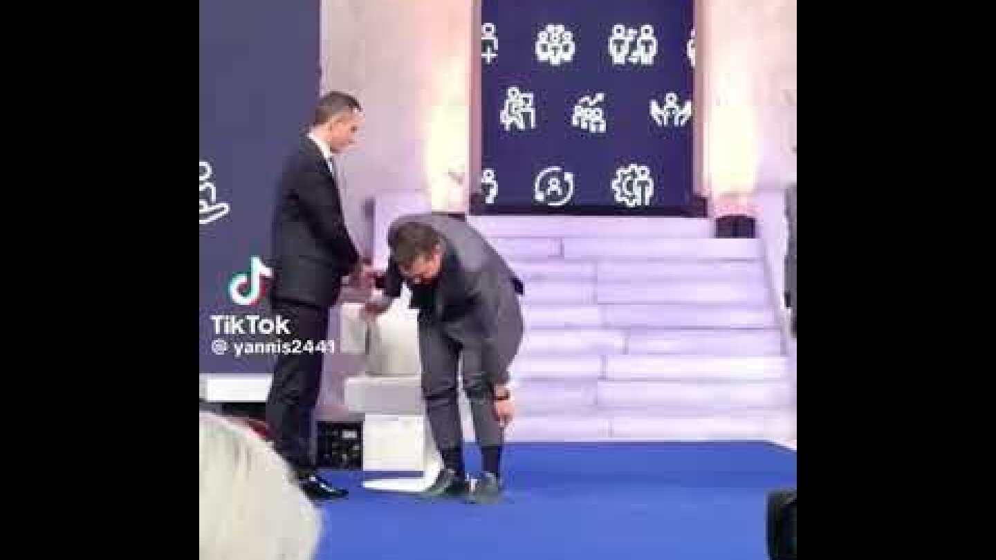 Ο Τσίπρας ανεβάζει ΟΛΟΜΟΝΑΧΟΣ τα μπατζάκια του