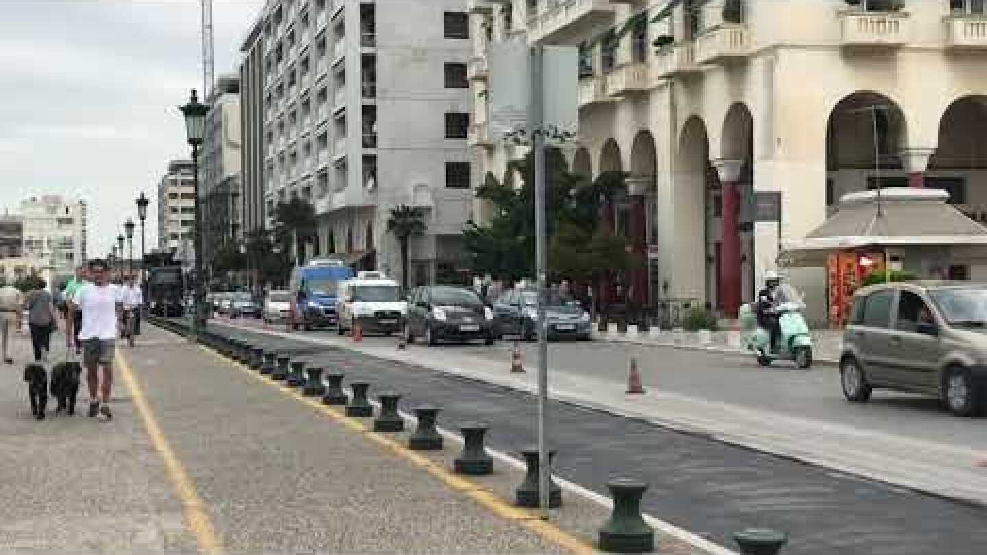 Ο δήμαρχος φτάνει με ποδήλατο στη Λεωφόρο Νίκης