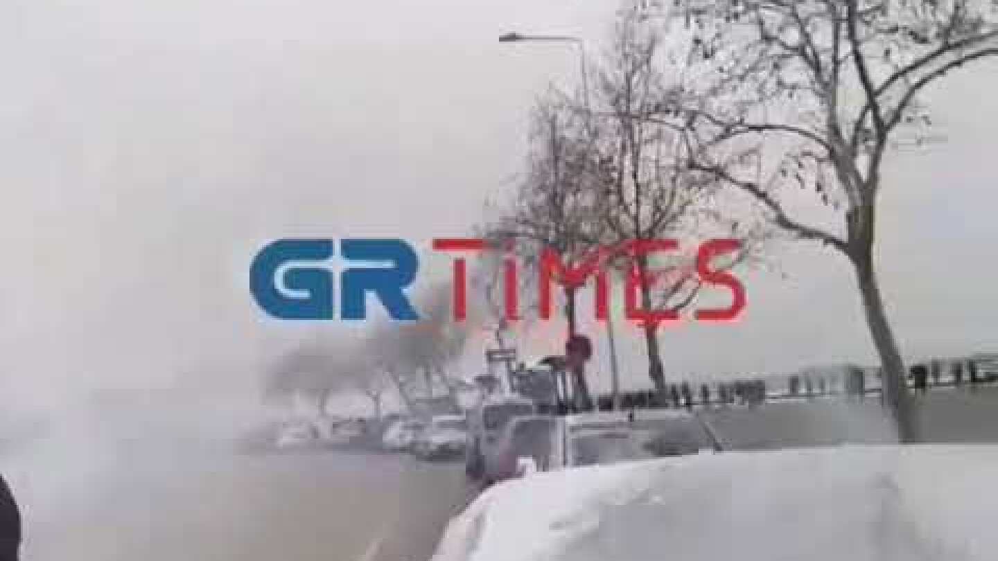 Επεισόδια στη συγκέντρωση κατά του lockdown στον Λευκό Πύργο -GRTimes.gr