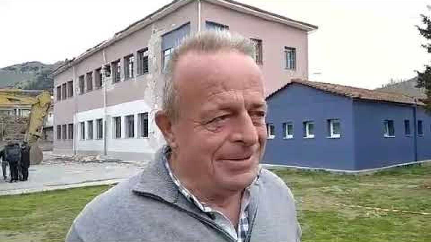 Ο διευθυντής του Δημοτικού Σχολείου Δαμασίου χτυπάει το τελευταίο κουδούνι πριν την κατεδάφιση