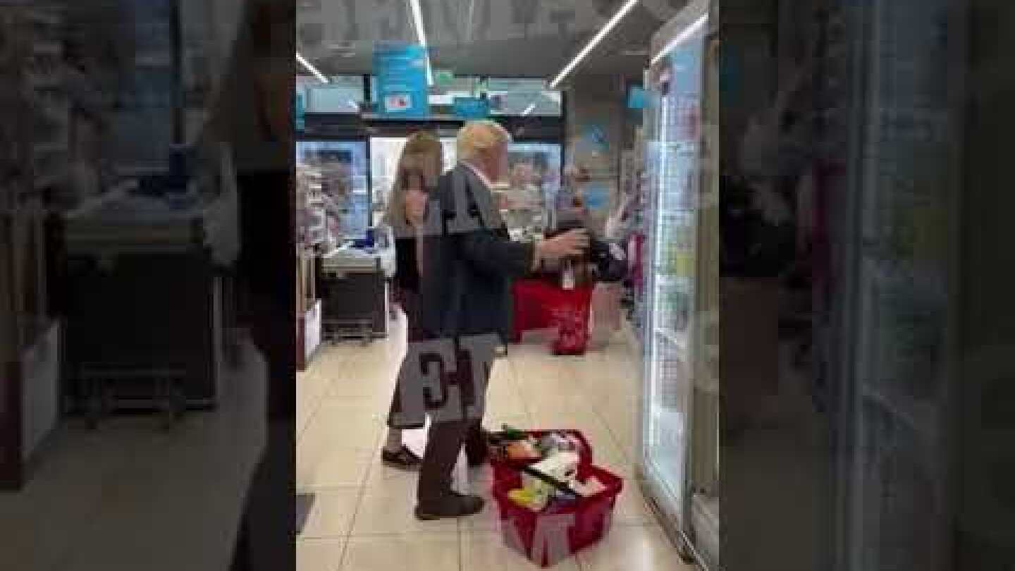 Ο Μπόρις Τζόνσον ψωνίζει σε σούπερ μάρκετ στη Νέα Μάκρη