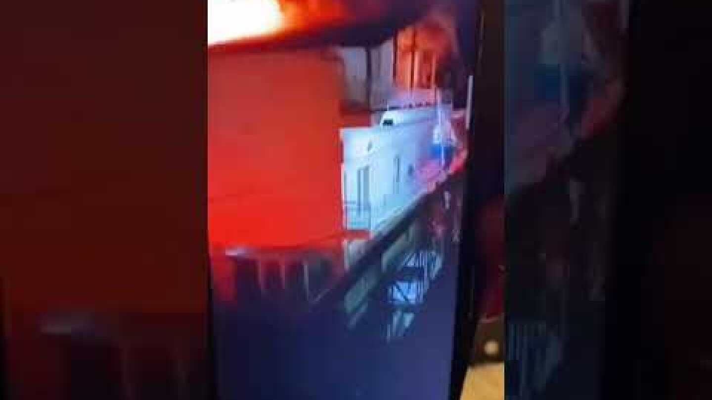 Εύοσμος: Επιχείρηση της πυροσβεστικής σε διαμέρισμα που τυλίχθηκε στις φλόγες