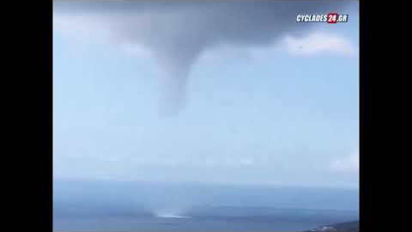 Ένας εντυπωσιακός υδροστρόβιλος τάραξε τα νερά στη Σύρο