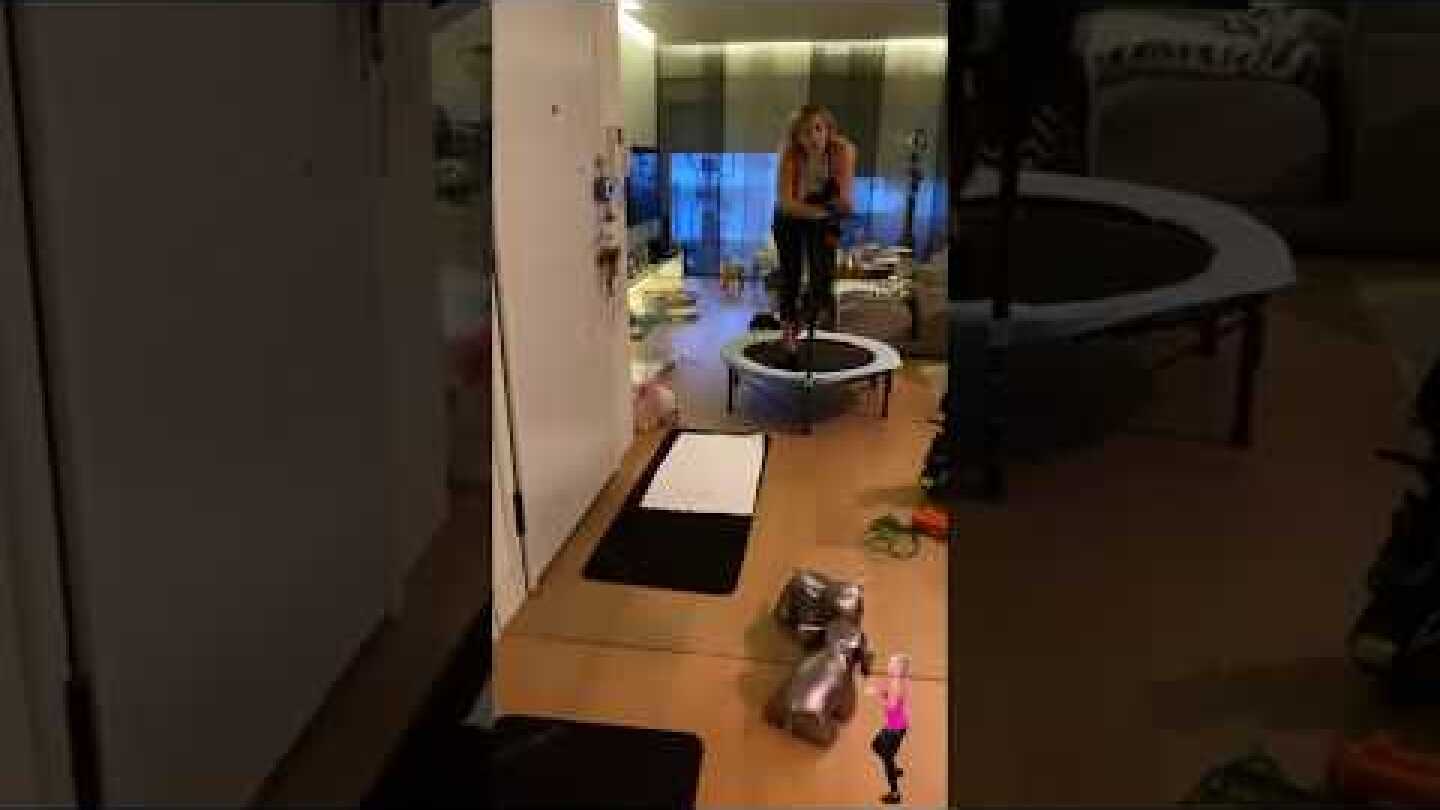 Η Κωνσταντίνα Σπυροπούλου γυμνάζεται στο σπίτι της