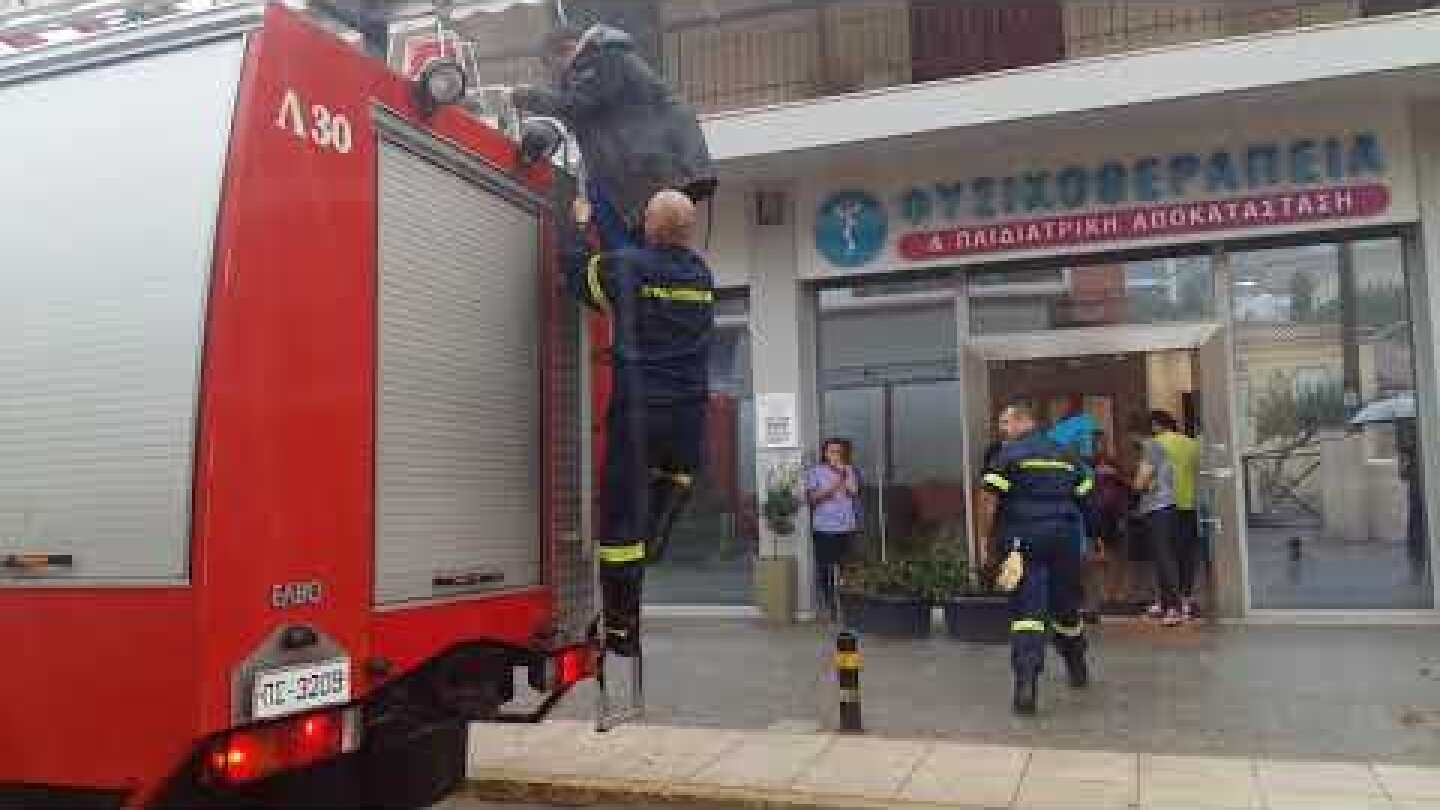 Athens Voice - Απεγκλωβισμός κατοίκου στη Μάνδρα Αττικής