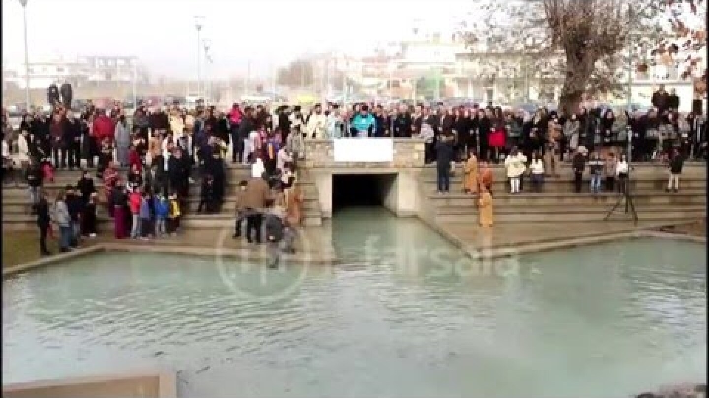 Καυγάς στα Φάρσαλα για τον σταυρό στα Θεοφάνεια 2016