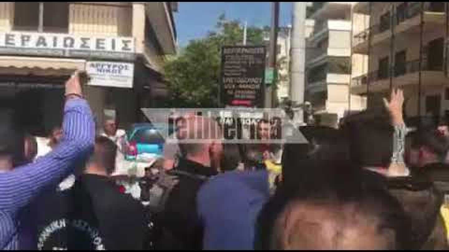 Οι οδηγοί Uber σταμάτησαν οδηγό ταξί και άρχισαν να τον βρίζουν