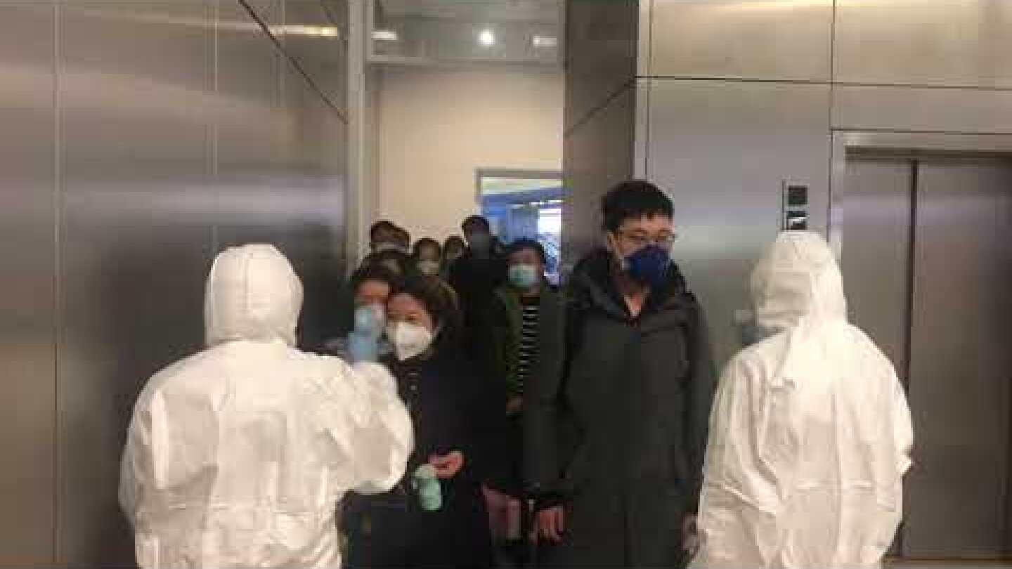 Θερμόμετρα στους επιβάτες που έφτασαν από το Πεκίνο στην Αθήνα