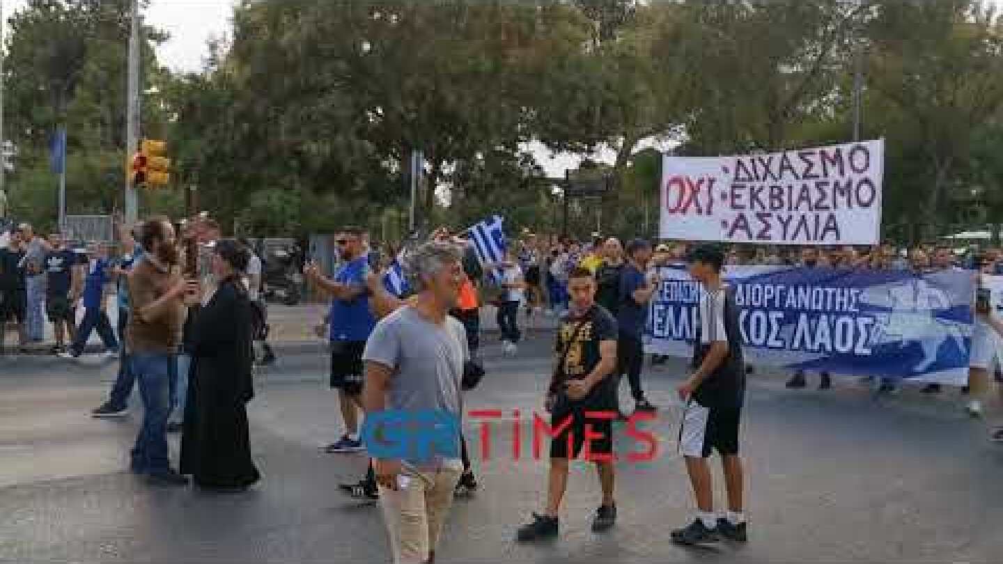 Διαμαρτυρία κατά του εμβολίου για Covid έξω από ΕΡΤ3 - GRTimes.gr