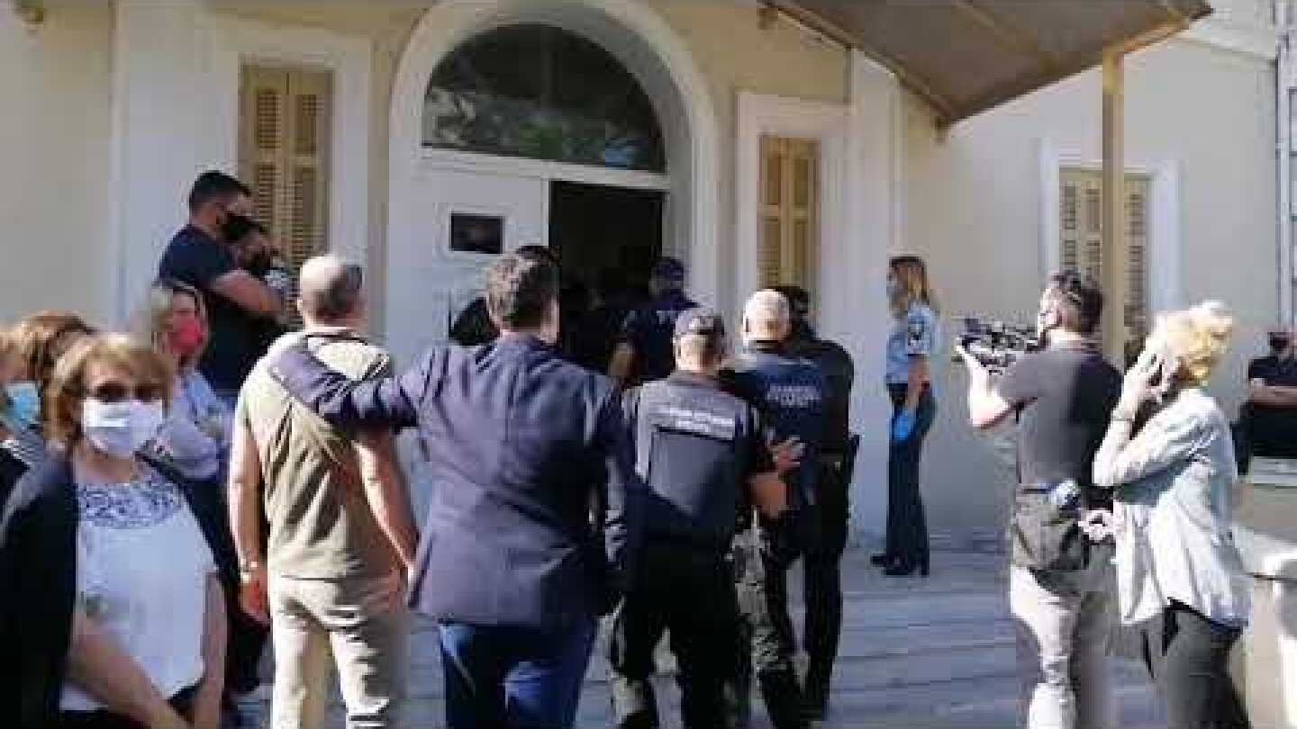 Στα δικαστήρια Φλώρινας ο δράστης της επίθεσης με τσεκούρι στη ΔΟΥ Κοζάνης - Voria.gr