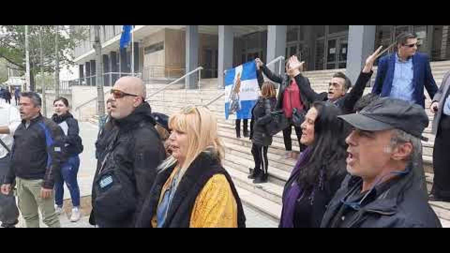 Thestival.gr Με συνθήματα και σημαίες η έξοδος της 49χρονης απο το Δικαστικό Μέγαρο