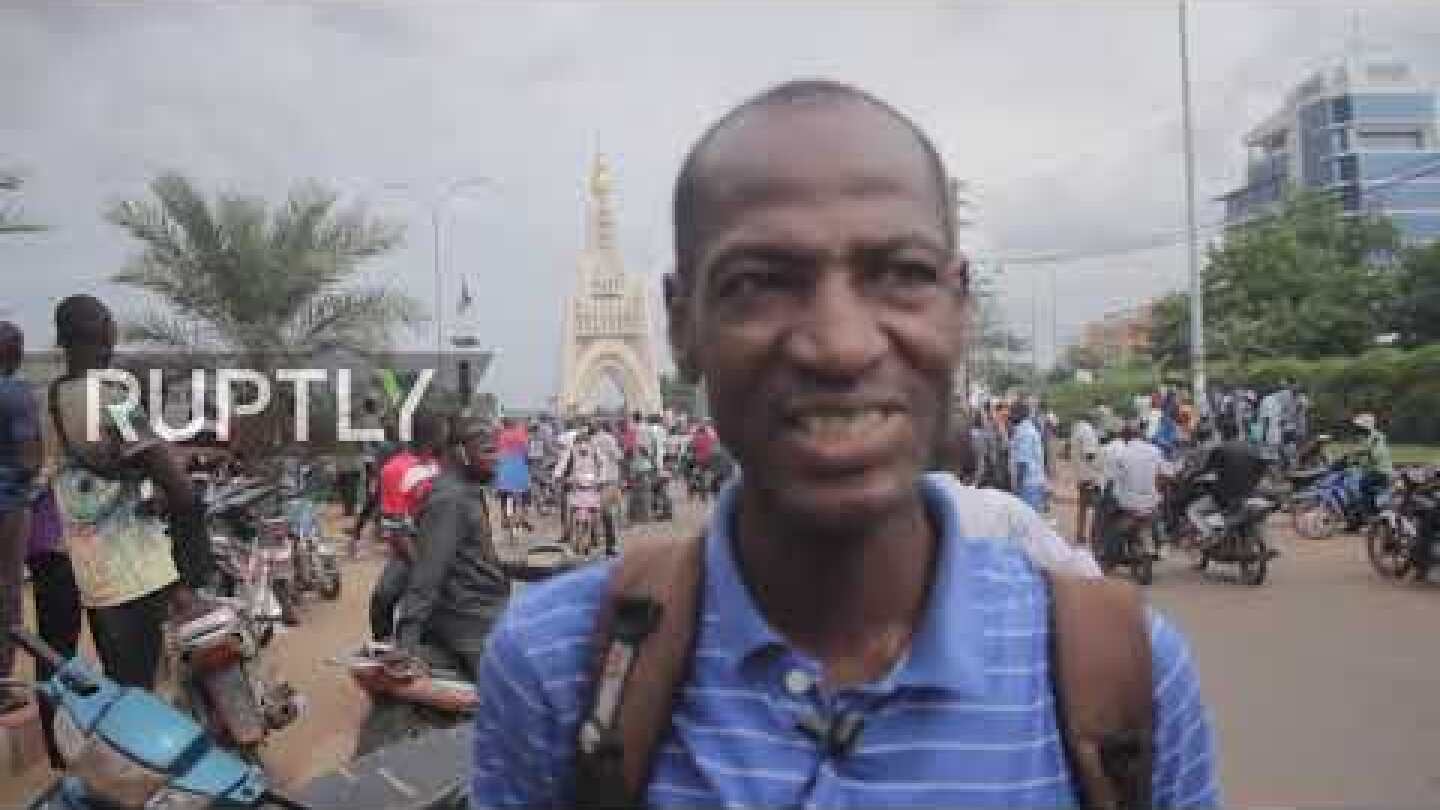 Mali: People cheer as military convoys drive through Bamako
