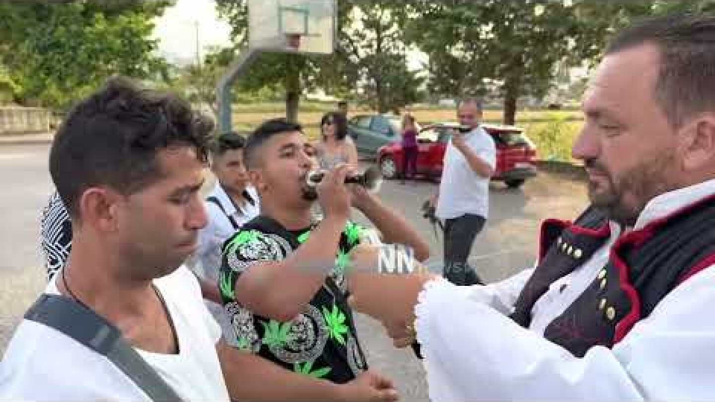 Ευηνοχώρι:Πήγαν με νταούλια, ζουρνάδες και παραδοσιακές στολές μετά το πανηγύρι να ψηφίσουν.