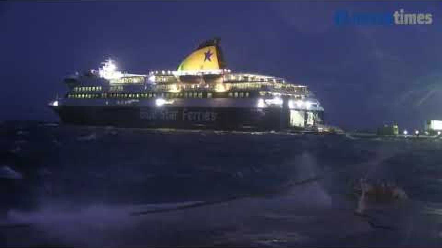 Το Blue Star Delos στο λιμάνι της Νάξου με 8 - 9 μποφόρ