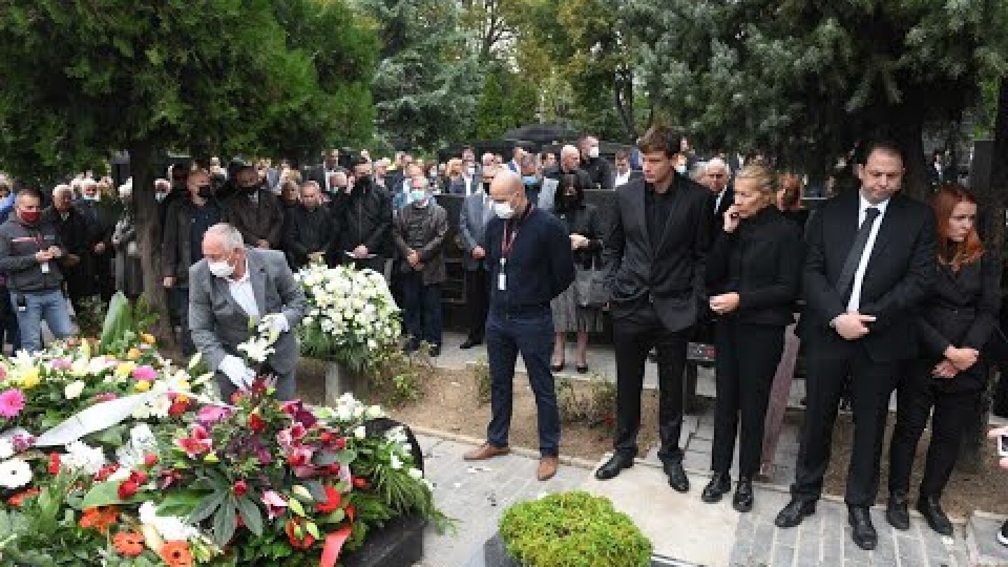Tužna scena na grobu Dude Ivkovića! Pušteni beli golubovi u njegovu čast!