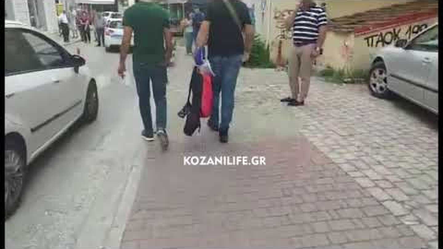 Το τσεκούρι της επίθεσης στο κτίριο της εφορίας Κοζάνης