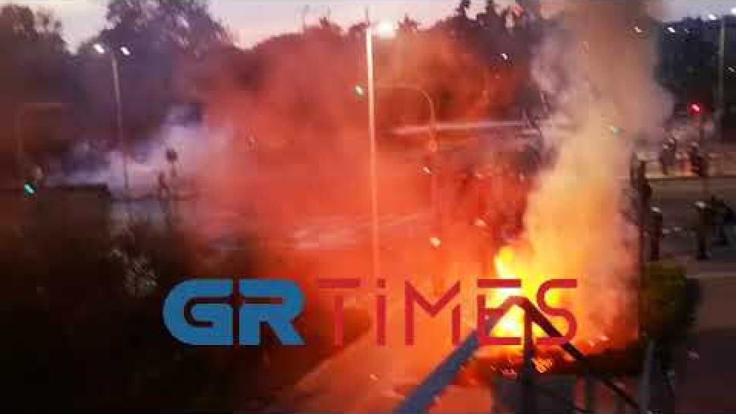 Πεδίο μάχης ο χώρος μπροστά από το Δημαρχείο