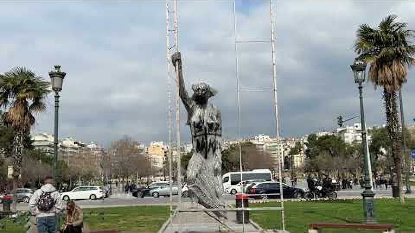 «Γυναίκα στο λεωφορείο»: Βανδάλισαν το γλυπτό 