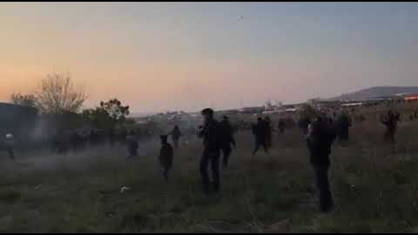 Επεισόδια με ΜΑΤ και πρόσφυγες στα Διαβατά - Voria.gr