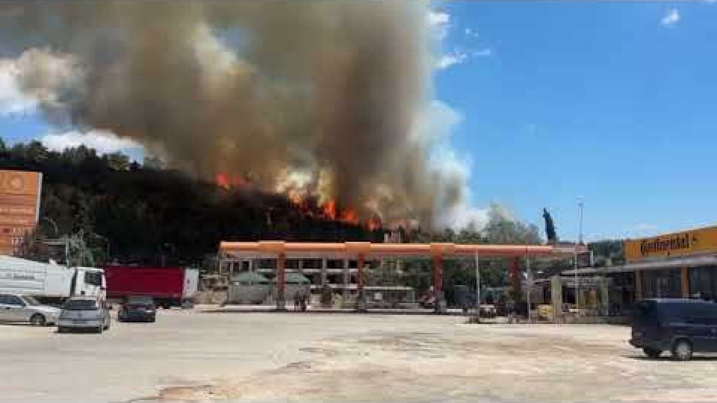 Μεγάλη φωτιά στην Άσπρη Άμμο - εκκένωση ακτών