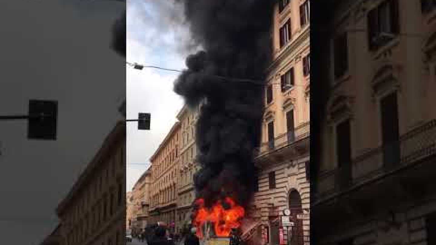 Autobus a fuoco in centro a Roma
