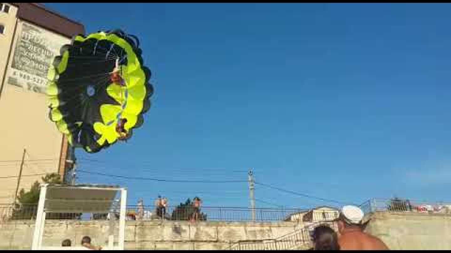 В Джубге отдыхающих во время катания на парашюте ударило током видео 2018