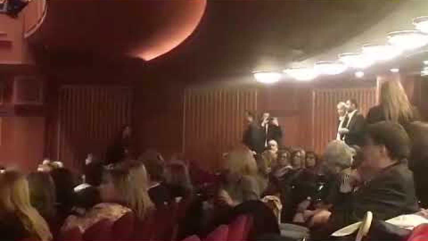 Η υφυπουργός Μακεδονίας Θράκης Ελ  Χατζηγεωργίου αποχωρεί από την εκδήλωση για το Παπαγεωργίου