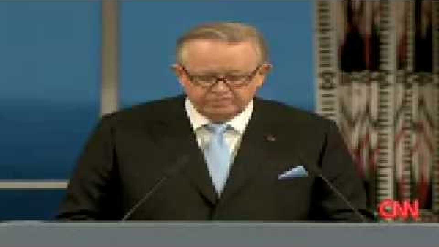 President Martti Ahtisaari accepts the Nobel Peace Prize