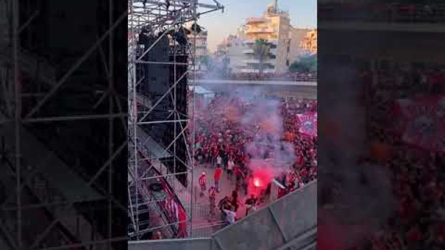 Φίλοι του Ολυμπιακού πανυγυρίζουν έξω απο το Καραισκάκη