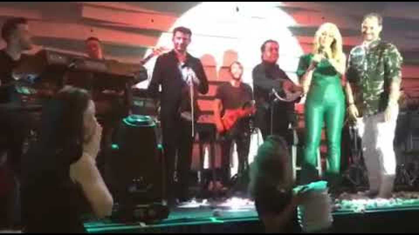 Πρόταση γάμου επί σκηνής