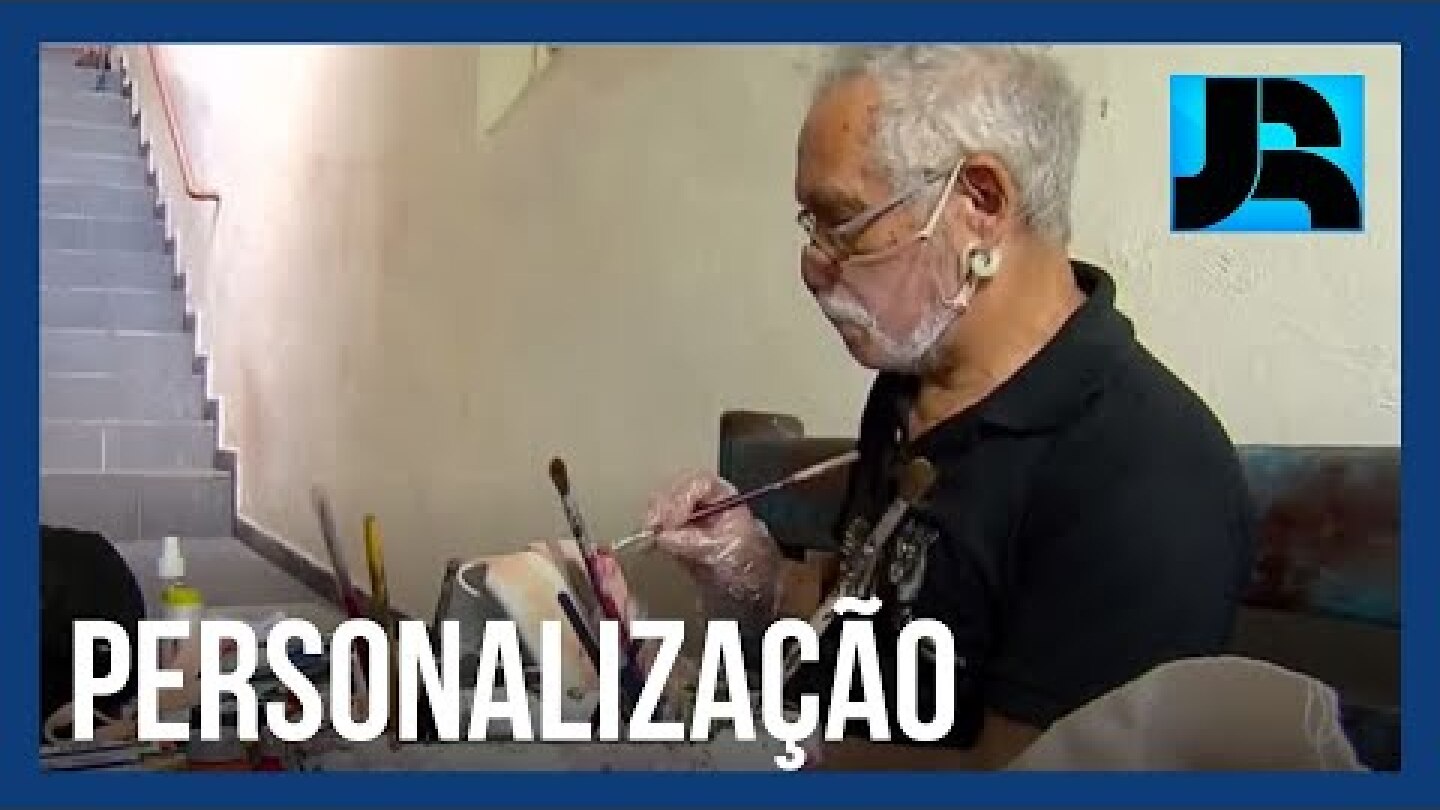 Artista plástico faz sucesso com máscara que imita o rosto das pessoas