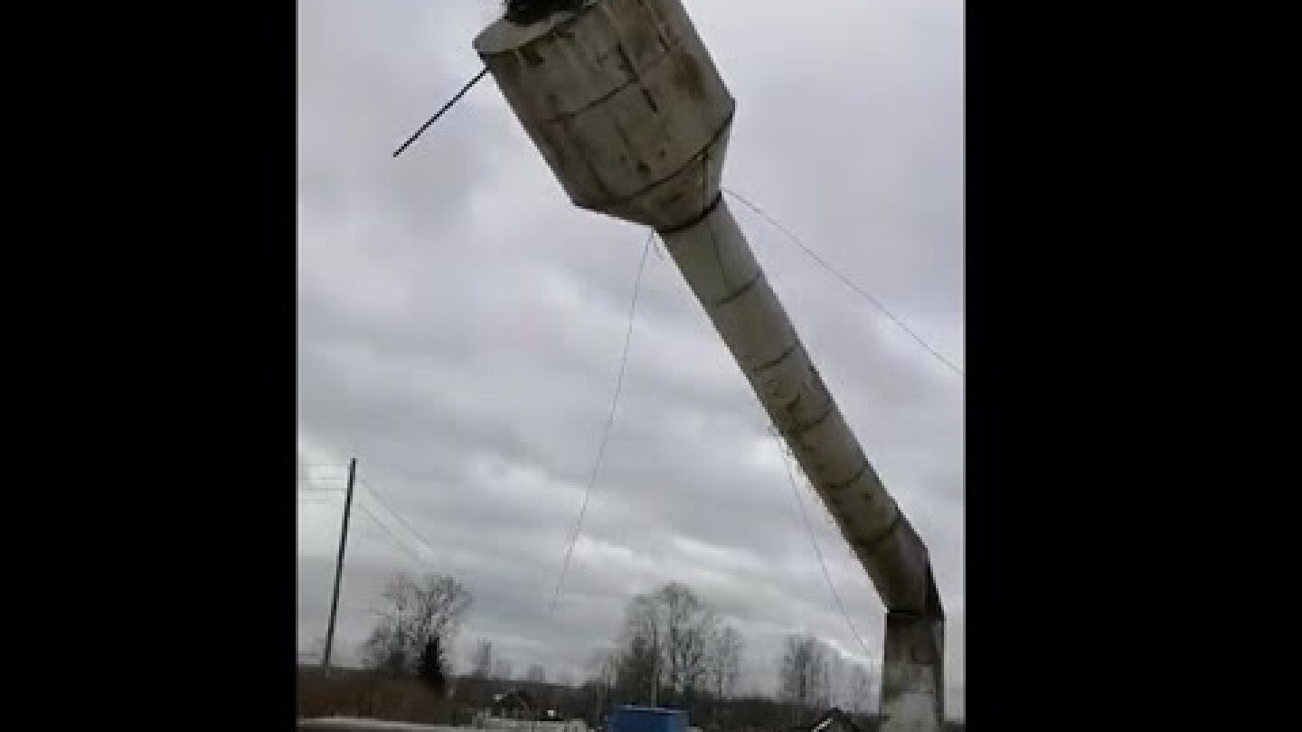 Падение водонапорной башни в Тверской области сняли на видео