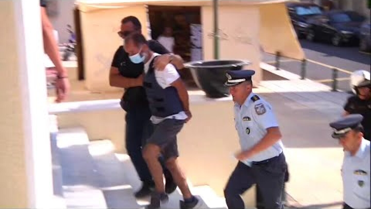 Ζάκυνθος | Στην ανακρίτρια ο συζυγοκτόνος της Ζακύνθου - Διαμαρτυρία γυναικών έξω τα δικαστήρια