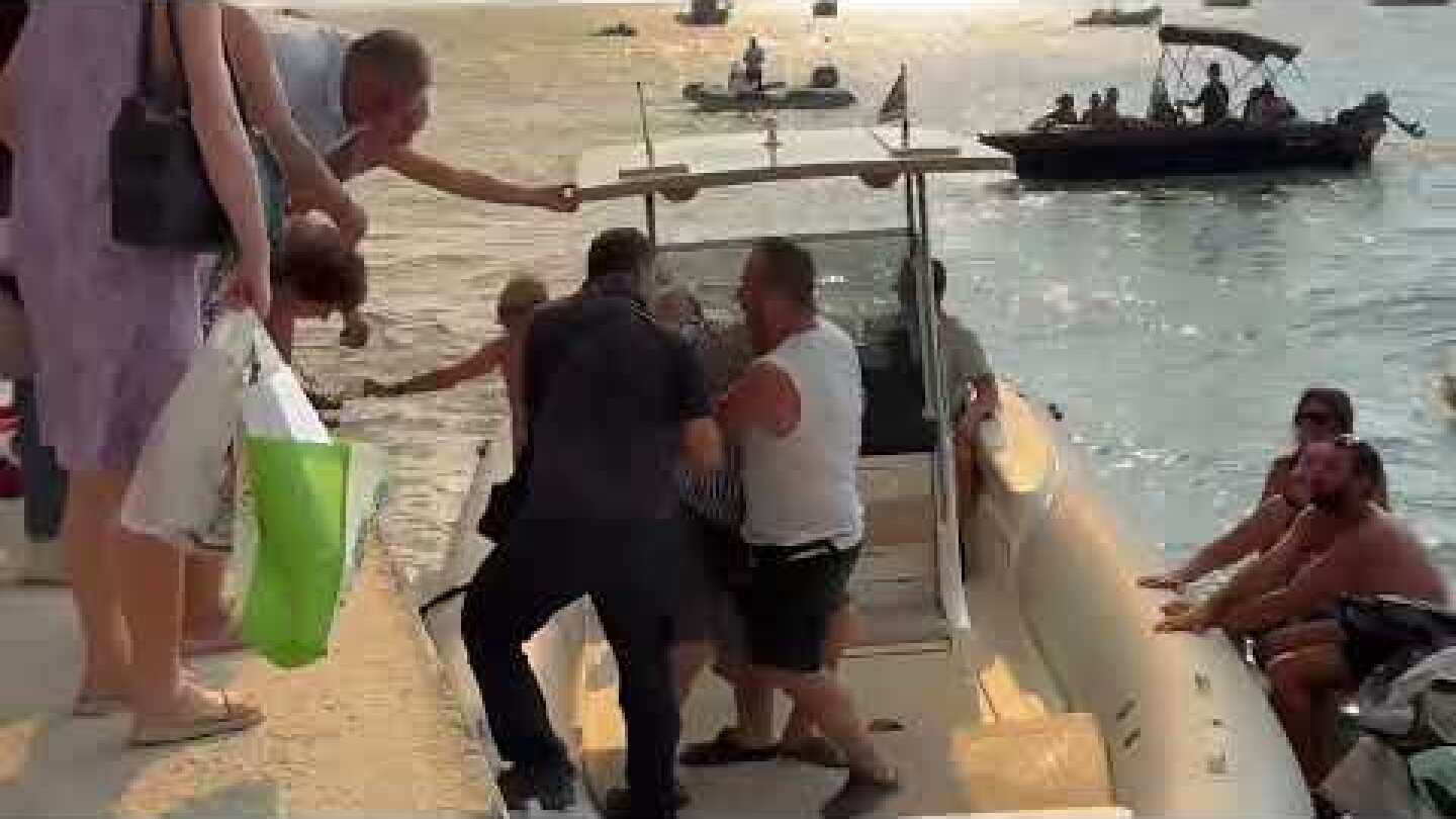 Επιχείρηση απεγκλωβισμού ατόμων από τη Σιβηρη 