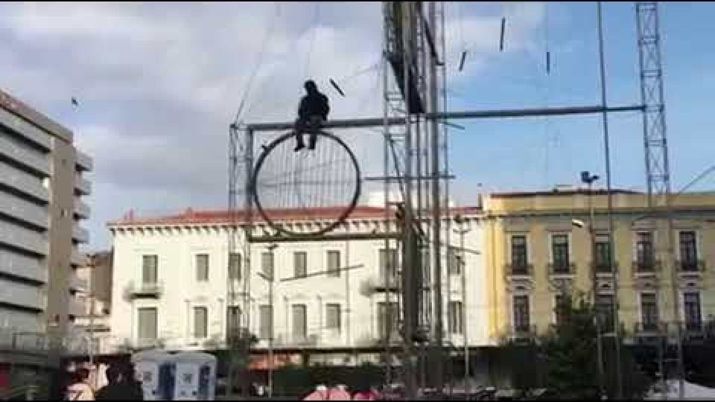 Συναγερμός στην Ομόνοια Άντρας ανέβηκε στο γλυπτό της πλατείας