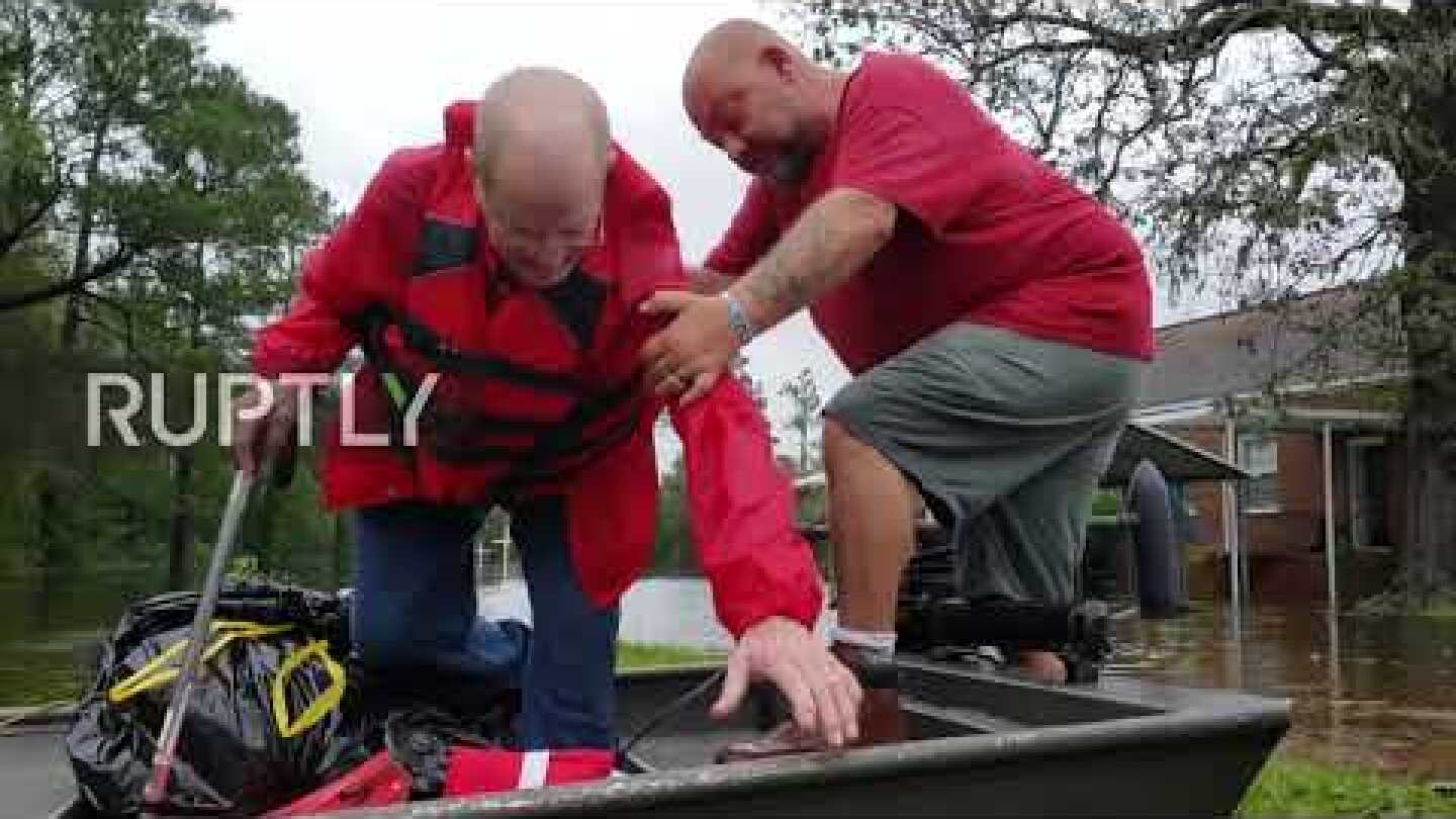 USA: Civilians rescue trapped residents from flooded NC town