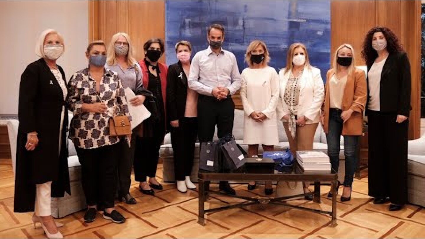 Συζήτηση του Πρωθυπουργού Κυριάκου Μητσοτάκη με γυναίκες που έδωσαν μάχη με τον καρκίνο του μαστού