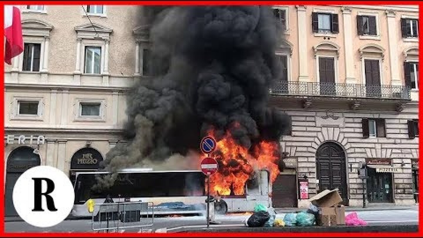 Roma, bus Atac in fiamme in via del Tritone: lo scoppio e la fuga