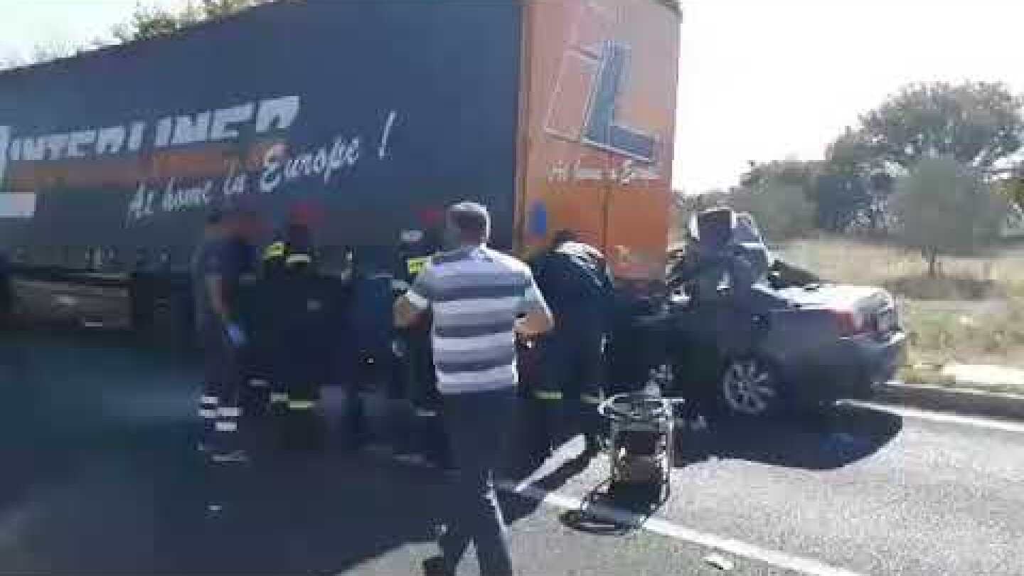 ΙΧ σφηνώθηκε κάτω από νταλίκα στο ύψος Μελεκινιτσίου- Εγκλωβισμένος ο οδηγός (23/10/2019)