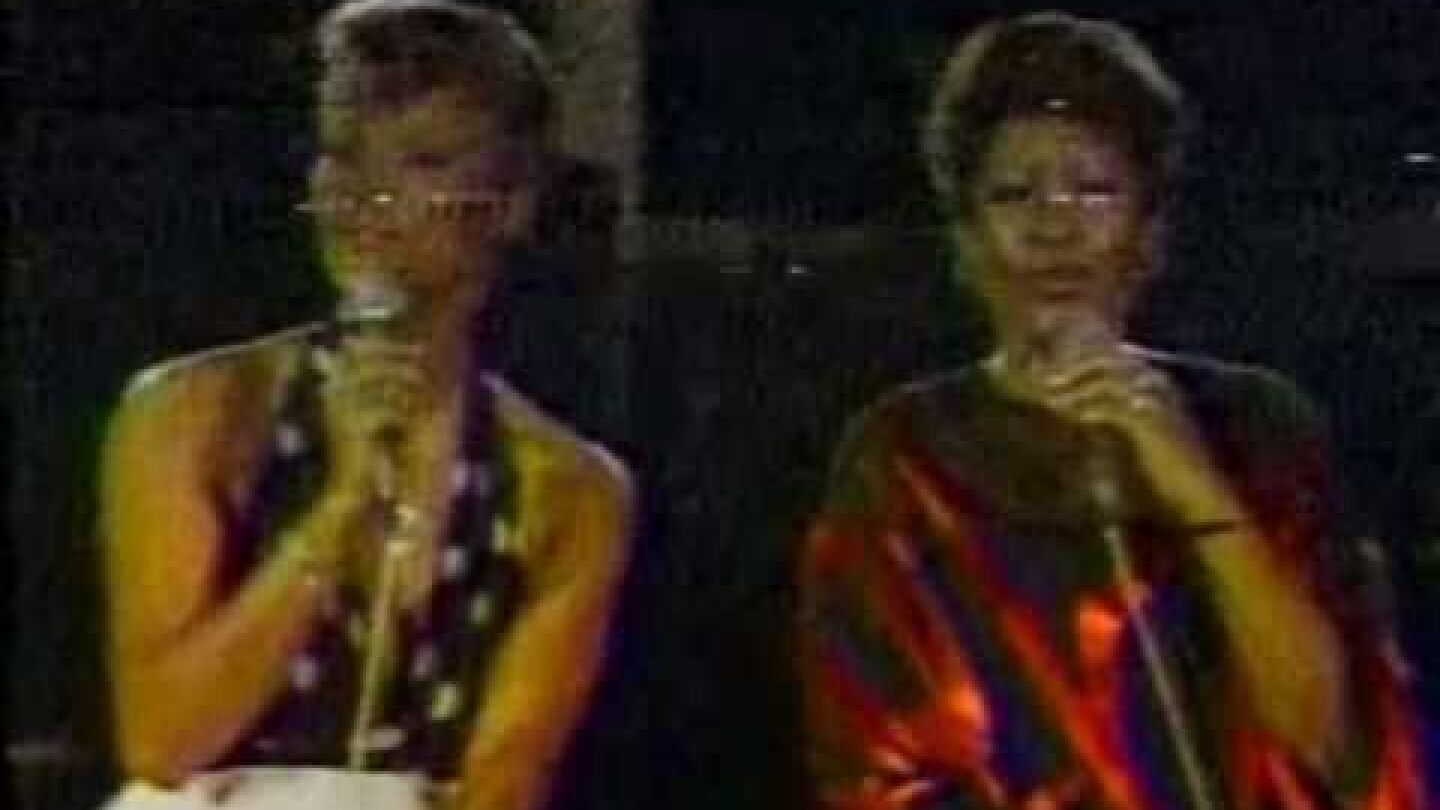 SOLID GOLD | Dionne Warwick and Aretha Franklin sing "I Say A Little Prayer" (4/12/1981)