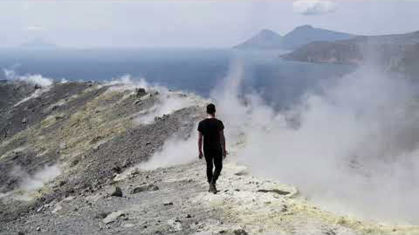 Vasco Brondi | VA DOVE TI ESPLODE IL CUORE (lyrics video)