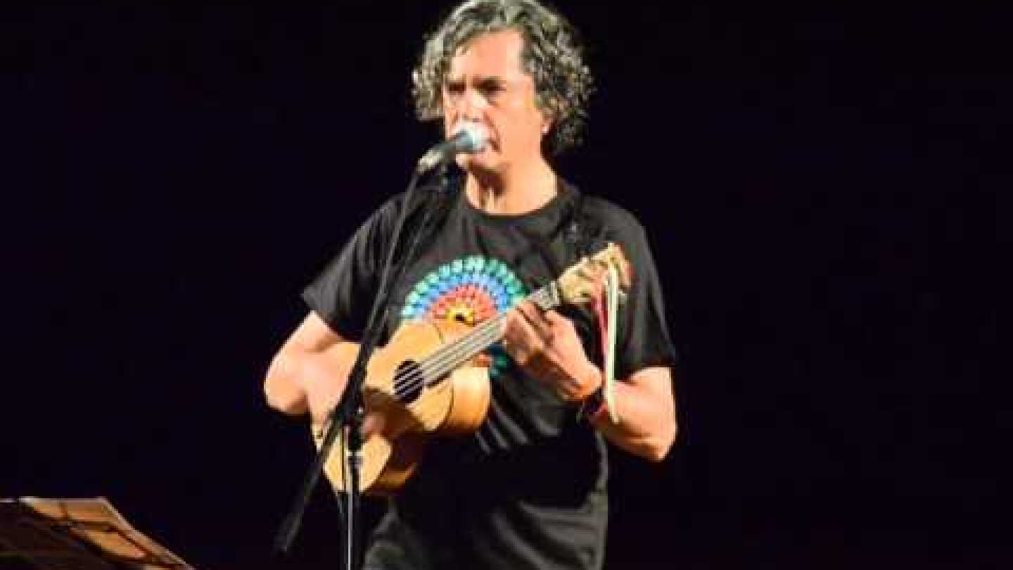 Armando Vega Gil y su Ukulele Loco 2 de 8
