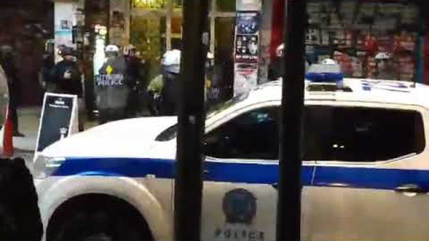 iefimerida.gr ΜΑΤ εμπόδισαν κουκουλοφόρους να ανέβουν σε πολυκατοικία στα Εξάρχεια 17/11/2019