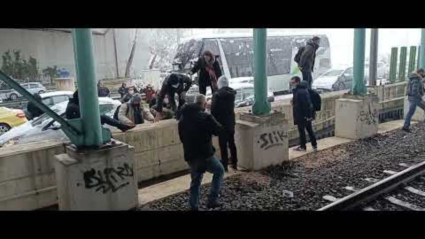 Κόσμος πηδάει από την Αττική οδό στον προαστιακό για να σωθεί από το επιτελικό κράτος